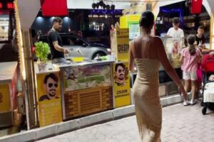 Sosyal medyada paylaştığı dans videoları ile &uuml;nlenen dondurmacı Mehmet Din&ccedil;,