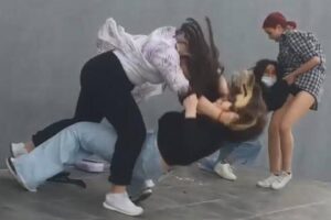 İzmir'in Konak ilçesinde, biri 14 diğeri 15 yaşındaki 2 kız,