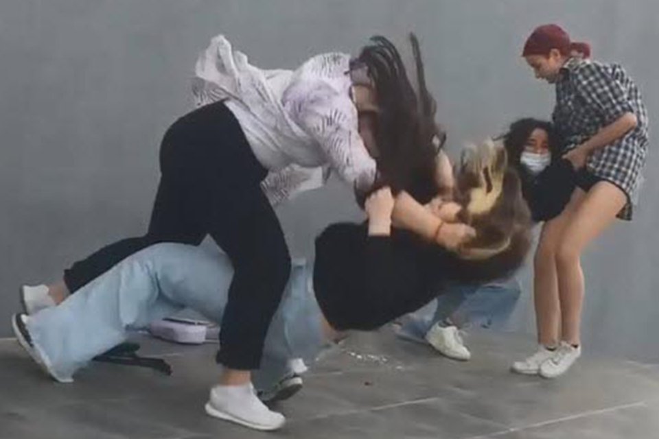 İzmir'in Konak ilçesinde, biri 14 diğeri 15 yaşındaki 2 kız,