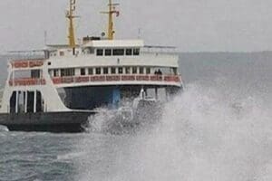 Lodos fırtınası nedeniyle &Ccedil;anakkale'nin Bozcaada ve G&ouml;k&ccedil;eada il&ccedil;elerinde ve Bodrum'da&nbsp;feribot
