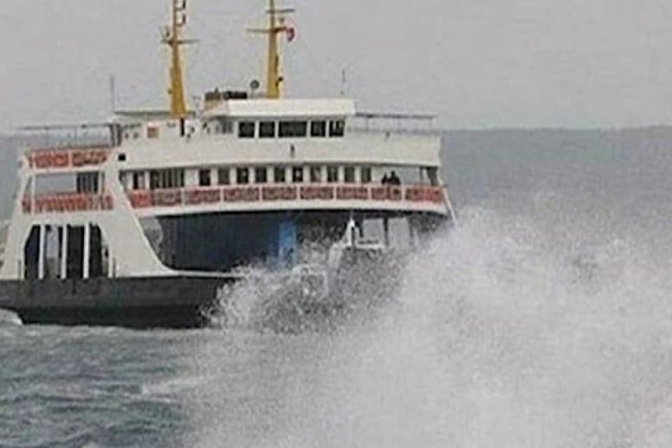 Lodos fırtınası nedeniyle &Ccedil;anakkale'nin Bozcaada ve G&ouml;k&ccedil;eada il&ccedil;elerinde ve Bodrum'da&nbsp;feribot