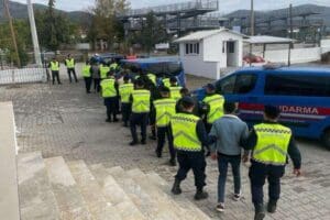 Muğla'nın Fethiye il&ccedil;esinde, jandarmanın d&uuml;zenlediği operasyonda 58 ka&ccedil;ak g&ouml;&ccedil;men yakalandı.