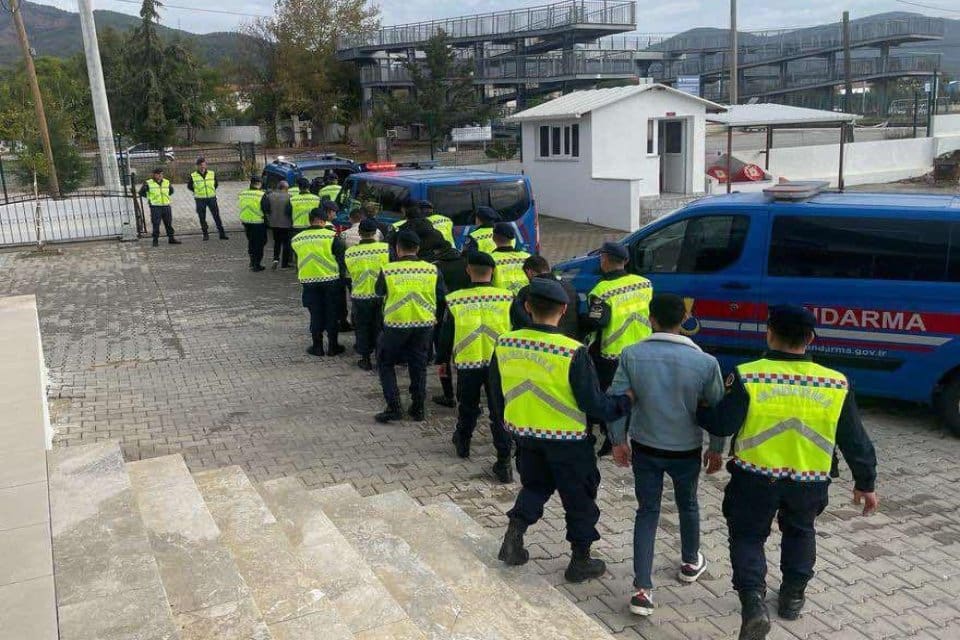 Muğla'nın Fethiye il&ccedil;esinde, jandarmanın d&uuml;zenlediği operasyonda 58 ka&ccedil;ak g&ouml;&ccedil;men yakalandı.