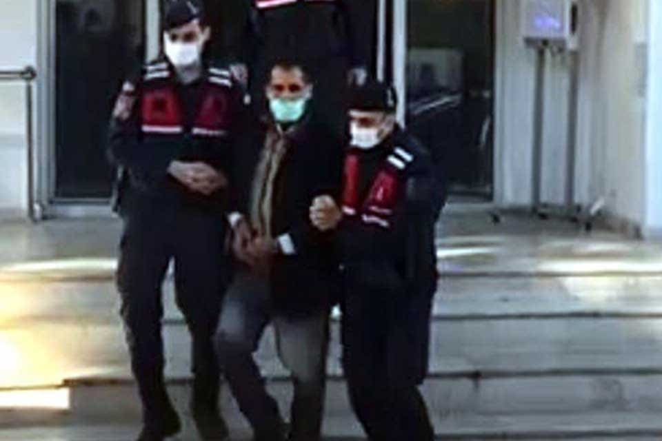 İzmir'de, jandarmanın yol kontrol&uuml;nde, biri 'FET&Ouml;/PDY &uuml;yeliği' diğeri 'PKK/YPG ter&ouml;r