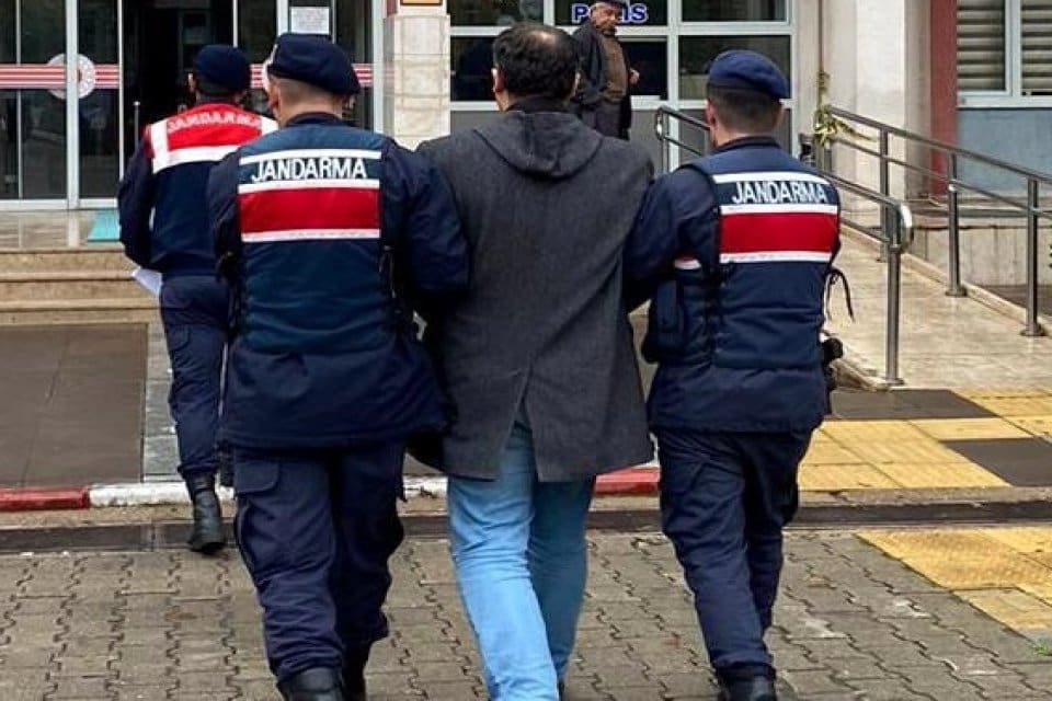 Aydın'ın Nazilli il&ccedil;esinde 'FET&Ouml;/PDY ter&ouml;r &ouml;rg&uuml;t&uuml;ne &uuml;ye olmak' su&ccedil;undan hakkında