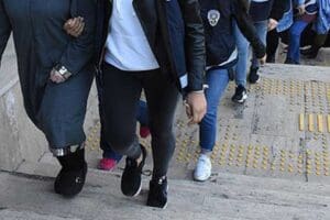Fetullah&ccedil;ı&nbsp;Ter&ouml;r &Ouml;rg&uuml;t&uuml;'n&uuml;n (FET&Ouml;) emniyet mahrem kadın yapılanmasına y&ouml;nelik İzmir merkezli