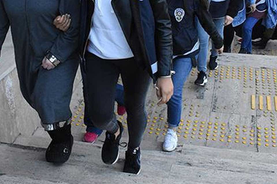 Fetullah&ccedil;ı&nbsp;Ter&ouml;r &Ouml;rg&uuml;t&uuml;'n&uuml;n (FET&Ouml;) emniyet mahrem kadın yapılanmasına y&ouml;nelik İzmir merkezli
