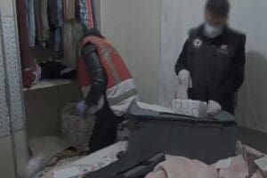 İstanbul'da haklarında FET&Ouml; soruşturması y&uuml;r&uuml;t&uuml;len firari durumdaki ş&uuml;phelilere yapılan eş