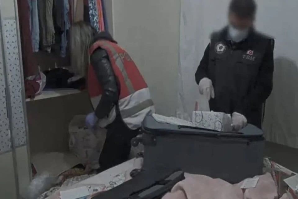 İstanbul'da haklarında FET&Ouml; soruşturması y&uuml;r&uuml;t&uuml;len firari durumdaki ş&uuml;phelilere yapılan eş