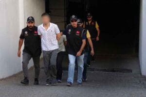 İZMİR'de, 'gaybubet' olarak bilinen FET&Ouml;'n&uuml;n h&uuml;cre evlerinde barındıkları, &ouml;rg&uuml;tsel faaliyetlerine