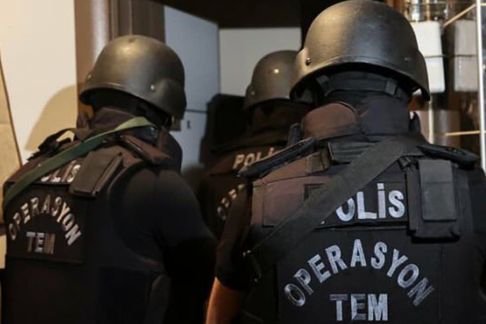 İzmir&rsquo;de Fetullah&ccedil;ı Ter&ouml;r &Ouml;rg&uuml;t&uuml;'n&uuml;n (FET&Ouml;) h&uuml;cre evlerine y&ouml;nelik operasyonda, aralarında