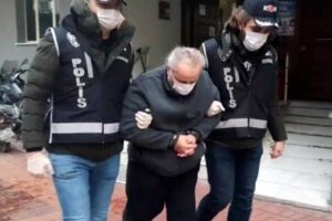 İZMİR'de, FET&Ouml;/PDY elebaşı Fetullah G&uuml;len'in konuşması sırasında bayılmaması i&ccedil;in elindeki