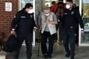 İZMİR'de, FET&Ouml;/PDY elebaşı Fetullah G&uuml;len'in konuşması sırasında bayılmaması i&ccedil;in elindeki