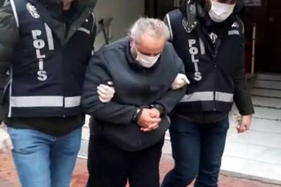 FET&Ouml;/PDY elebaşı Fetullah G&uuml;len'in konuşması sırasında bayılmaması i&ccedil;in elindeki gazeteyi