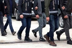 İstanbul merkezli 3 ilde d&uuml;zenlenen operasyonda, Fetullah&ccedil;ı Ter&ouml;r &Ouml;rg&uuml;t&uuml;'n&uuml;n Polis