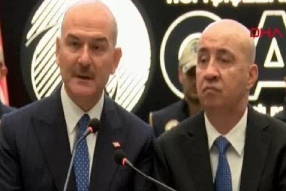 FET&Ouml;'n&uuml;n mali yapılanmasına y&ouml;nelik operasyonda 543 ş&uuml;pheli g&ouml;zaltına alındı. Operasyona,