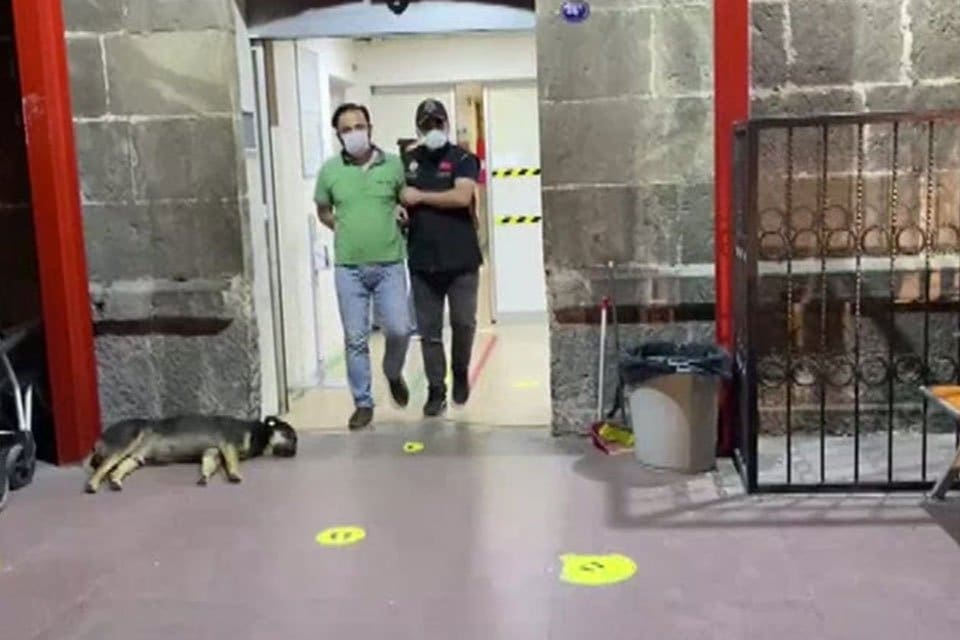 İzmir'de, FET&Ouml;/PDY'ye y&ouml;nelik y&uuml;r&uuml;t&uuml;len soruşturma kapsamında, 'gaybubet evleri'ne d&uuml;zenelen operasyonda
