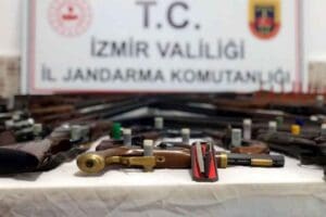 İZMİR'de, jandarmanın aramasında, evinde, FET&Ouml;/PDY'ye ait yayınlarla 4'&uuml; kurusıkı 14
