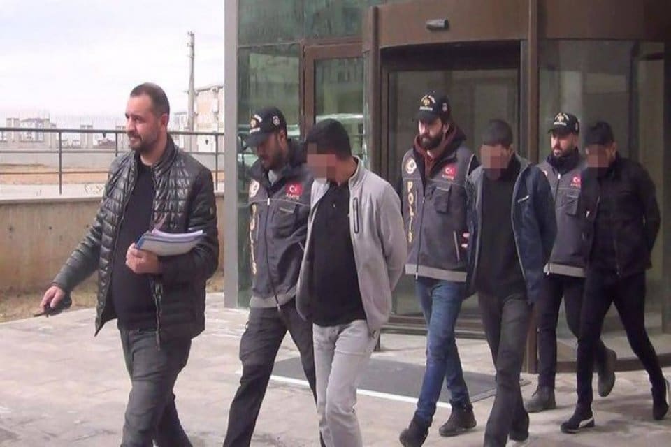 Erzurum'da telefonla aradıkları kuyumcuyu, kendilerini polis olarak tanıtıp, FET&Ouml; yalanıyla