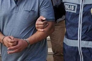 MANİSA'da, FET&Ouml;/PDY&rsquo;ye &uuml;ye olmak su&ccedil;undan hakkında yakalama kararı bulunan eski