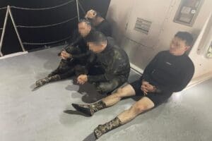 Muğla&rsquo;nın Bodrum il&ccedil;esinde giydikleri dalgı&ccedil; elbiseleri ile y&uuml;zerek Yunanistan adalarına