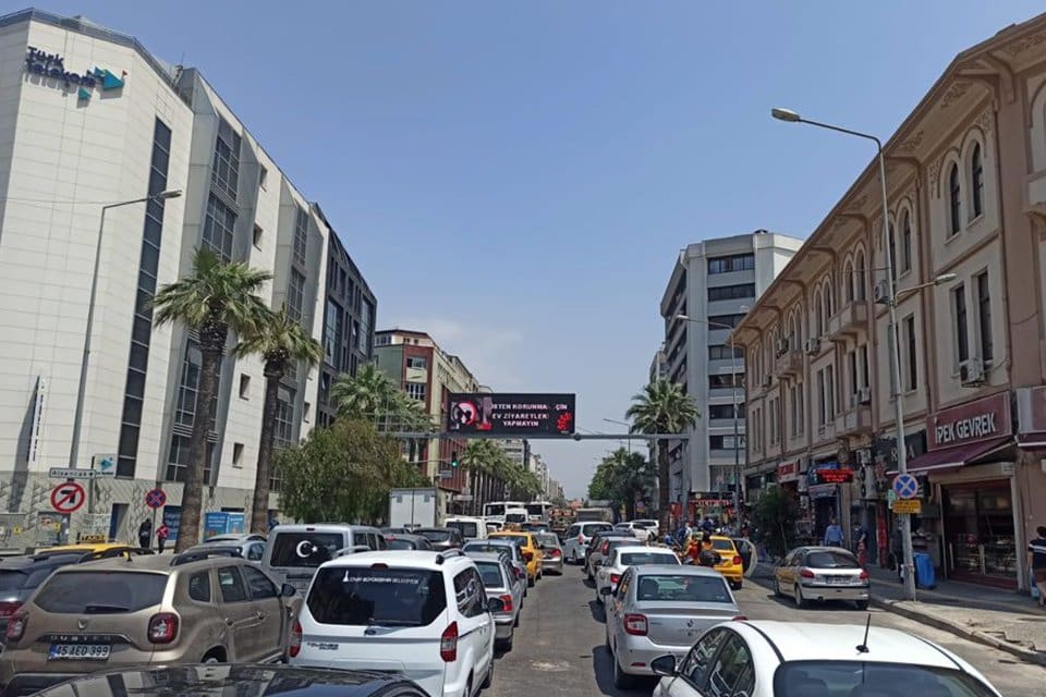 İzmir B&uuml;y&uuml;kşehir Belediyesi, Kemeraltı b&ouml;lgesinde aşırı yağışlarda meydana gelen su