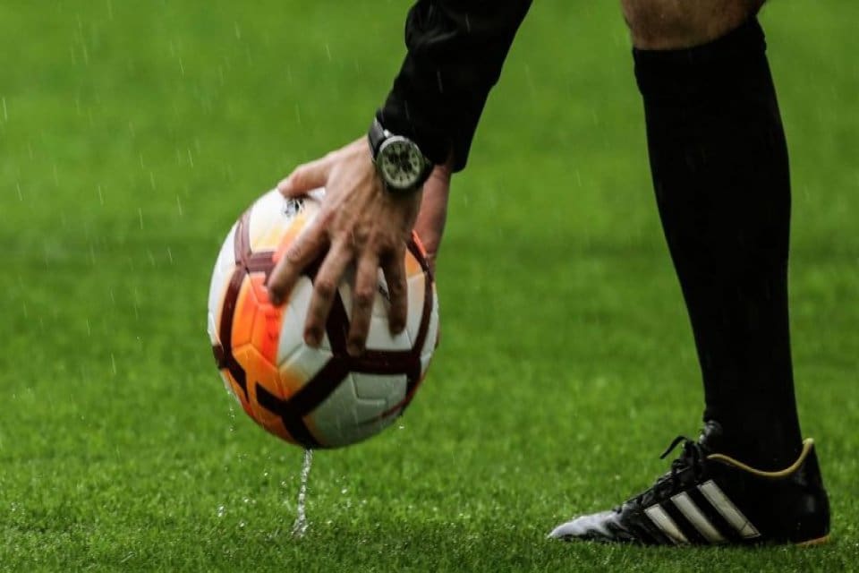 FIFA futbolda devrim&nbsp;niteliğinde beş değişiklik ger&ccedil;ekleştirmeye hazırlanıyor. Son yıllarda futbolda