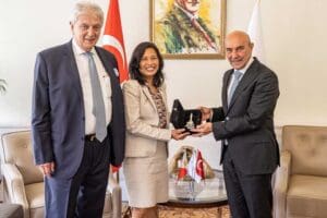 İzmir B&uuml;y&uuml;kşehir Belediye Başkanı Tun&ccedil; Soyer, Filipinler&rsquo;in Ankara B&uuml;y&uuml;kel&ccedil;isi Maria