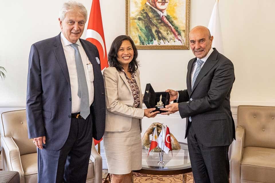 İzmir B&uuml;y&uuml;kşehir Belediye Başkanı Tun&ccedil; Soyer, Filipinler&rsquo;in Ankara B&uuml;y&uuml;kel&ccedil;isi Maria