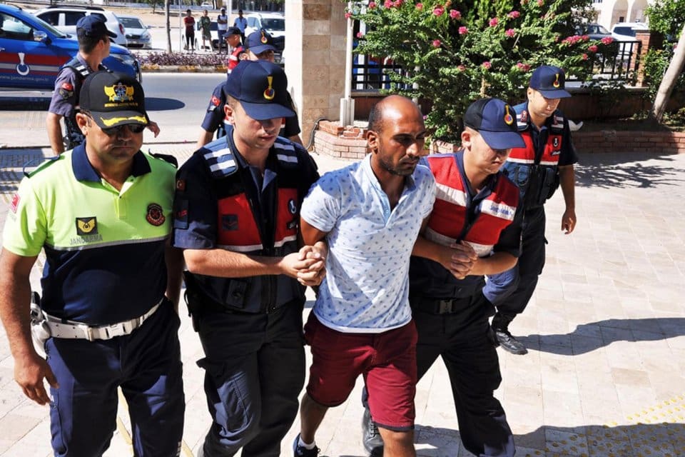 AYDIN'ın Didim il&ccedil;esinde Levent Girgin (29), ayrı yaşadığı eşi Filiz