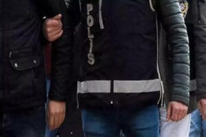 İstanbul G&uuml;ng&ouml;ren&rsquo;de denetim yapan polis ekipleri, tedirgin hareketlerinden ş&uuml;phelendikleri kişiye