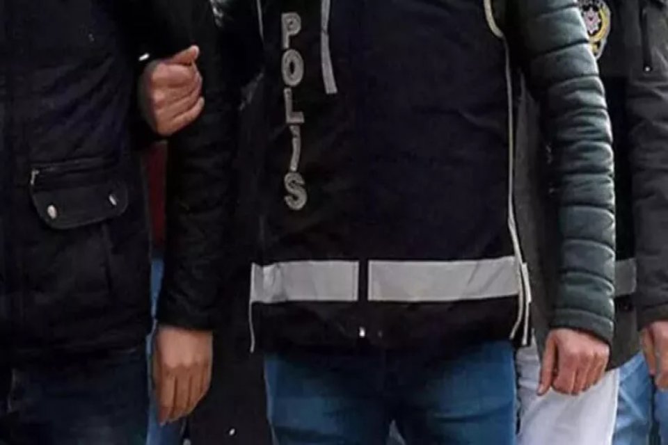 İstanbul G&uuml;ng&ouml;ren&rsquo;de denetim yapan polis ekipleri, tedirgin hareketlerinden ş&uuml;phelendikleri kişiye