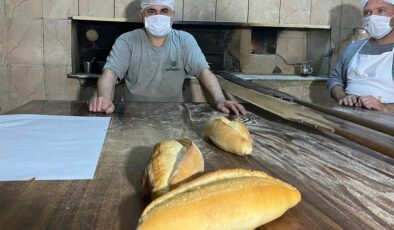 Fırında ekmek yaparak türkü albümünü hazırlıyor