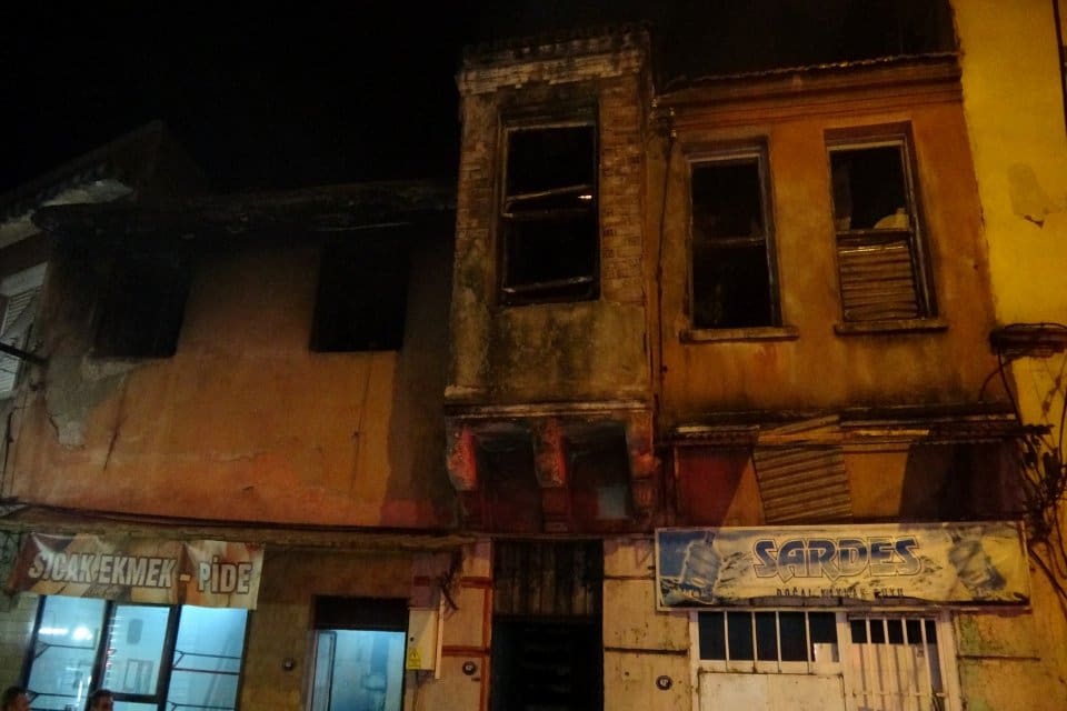Konak'ta&nbsp;bir fırının bacasından &ccedil;ıkan yangın 2'si metruk olmak &uuml;zere 3