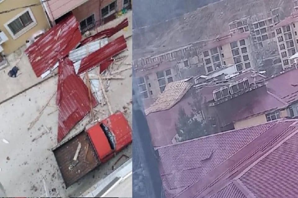 Rize'de etkili olan fırtına nedeniyle bazı evlerin &ccedil;atıları u&ccedil;tu, ağa&ccedil;ların