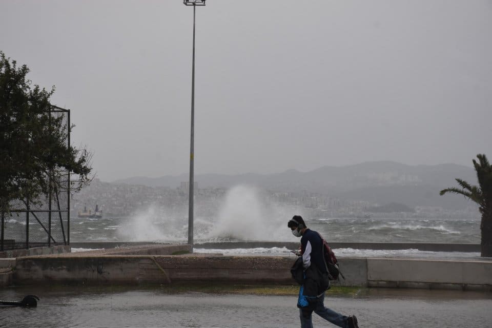 İzmir'de hızı saatte 110 kilometreye kadar ulaşan fırtına nedeniyle Karşıyaka