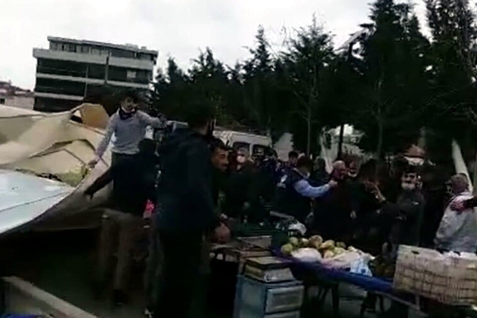 G&uuml;zelbah&ccedil;e il&ccedil;esinde etkili olan fırtına, Atat&uuml;rk K&uuml;lt&uuml;r Merkezi'nin &ccedil;atısı u&ccedil;urdu.