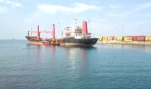İskenderun K&ouml;rfezi'nde 7,5 ay &ouml;nce fırtına nedeniyle s&uuml;r&uuml;klenerek karaya oturan