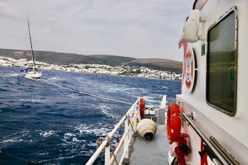 Muğla'nın Bodrum il&ccedil;esinde,&nbsp;fırtına nedeniyle denizde s&uuml;r&uuml;klenen tekne, Kıyı Emniyeti Genel