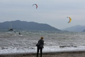 Muğla'nın Marmaris ilçesinde, şiddetini artıran rüzgarı fırsat bilen sporcular, uçurtma