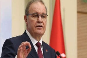 CHP S&ouml;zc&uuml;s&uuml; Faik &Ouml;ztrak, "Metal yorgunu şahsım h&uuml;k&uuml;metinin, artık beyin