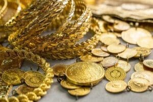 Altın fiyatları rekor &uuml;st&uuml;ne rekor kırarken, uluslararası kuruluşlar da tahminlerini