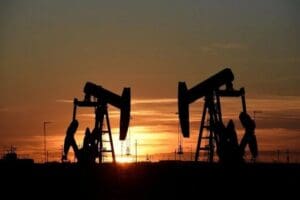 Petrol fiyatlarında tırmanış s&uuml;r&uuml;yor. 120 doların &uuml;zerindeki yukarı y&ouml;nl&uuml; seyrine