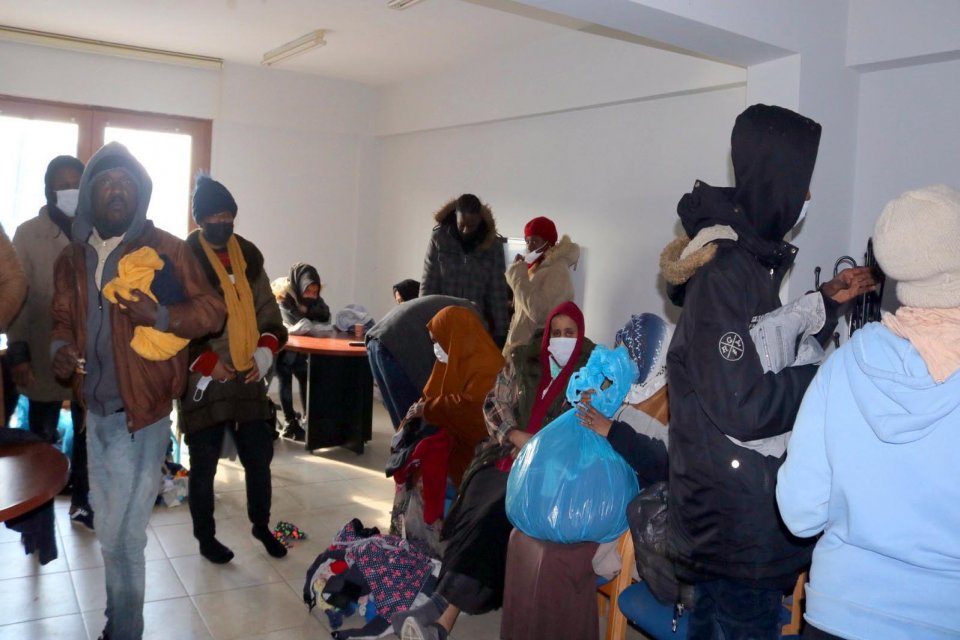 İzmir'in Foça ilçesindeki Aslanburnu mevkisi açıklarında can salları içindeki 31