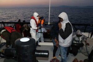 İzmir'in Fo&ccedil;a il&ccedil;esinde, Yunanistan unsurlarınca T&uuml;rk kara sularına geri itilen
