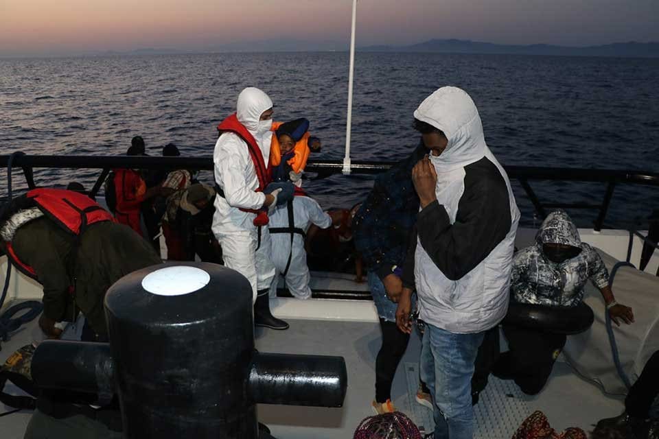 İzmir'in Fo&ccedil;a il&ccedil;esinde, Yunanistan unsurlarınca T&uuml;rk kara sularına geri itilen