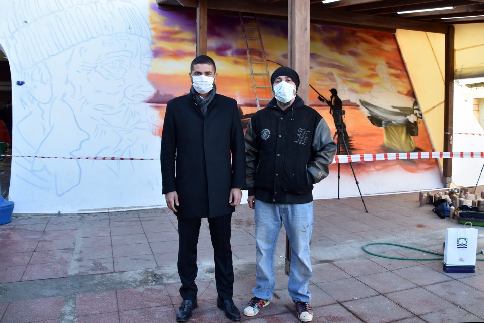 Foça Belediyesi Balık Halinin ön cephe duvarı, ülkemizin tanınmış grafiti