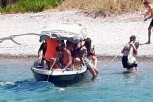 İzmir'in Fo&ccedil;a il&ccedil;esinde, 3'&uuml; &ccedil;ocuk 5 kişinin teknenin batmasıyla hayatını
