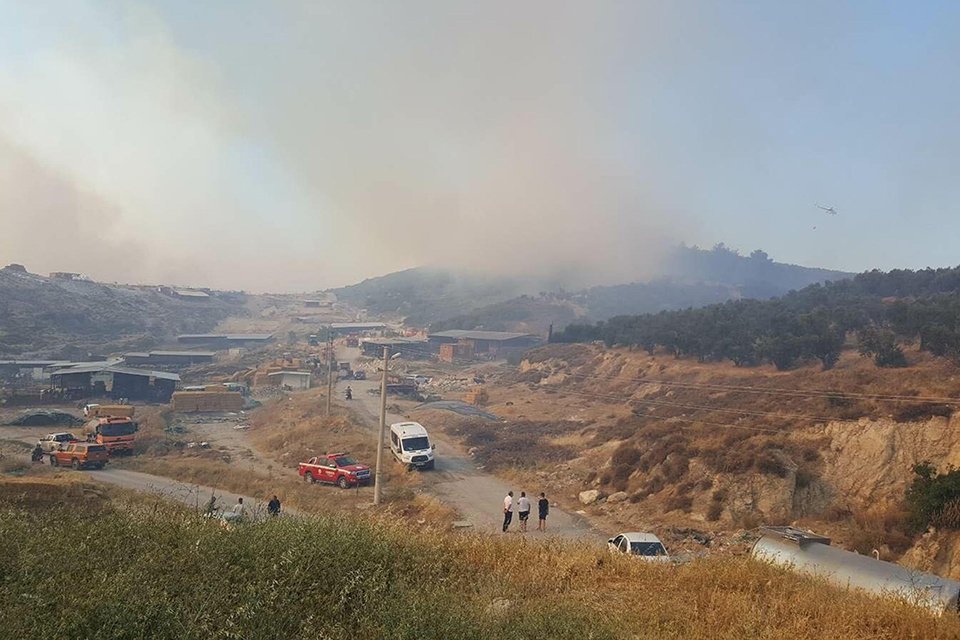 Foça'da makilik alanda çıkan yangın korkuya neden oldu. İzmir İtfaiyesi