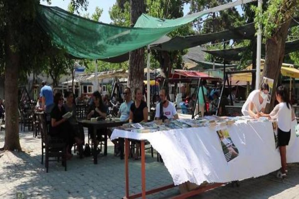 İzmir'in Foça ilçesinde bağımlılıkla mücadele için kitap okuma etkinliği düzenlendi.